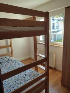 een slaapkamer met 2 stapelbedden en een raam bij Appartement am See in Velden in Velden am Wörthersee