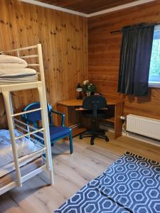 a bedroom with a bunk bed and a desk with a desk at Karlstorp 4 km från Vimmerby in Vimmerby