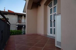 un patio vacío de una casa con una puerta blanca en Appartamento in Villa, en Torrenova