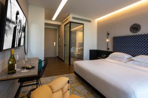 Una cama o camas en una habitación de Numa Hotel Jaffa