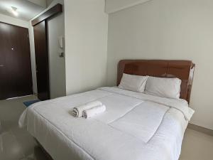 Postel nebo postele na pokoji v ubytování Transpark Cibubur By Arsakha Property Management
