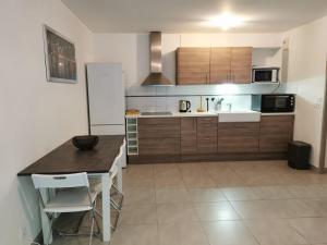 - une cuisine avec des placards en bois et un comptoir dans l'établissement Magnifique appartement pour 8 personnes à Montpellier - WIFI/PARKING, à Montpellier