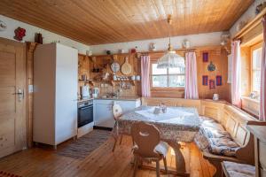 Hinterfirmiansreut的住宿－Zoihäusl，一间厨房,房间中间配有一张桌子