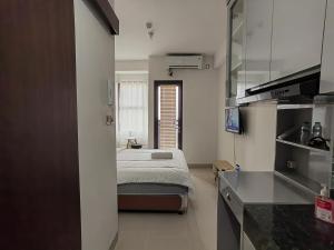 Kuchyň nebo kuchyňský kout v ubytování Transpark Cibubur By Arsakha Property Management