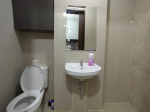 Koupelna v ubytování Transpark Cibubur By Arsakha Property Management