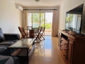 - un salon avec un canapé, une table et des chaises dans l'établissement Maravilloso Complejo Residencial, à Benidorm