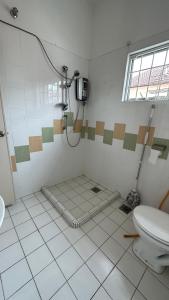 een badkamer met een douche en een toilet bij Eehome in Ipoh