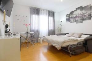 1 dormitorio con cama y escritorio. en Apartamento con encanto en Córdoba, en Córdoba