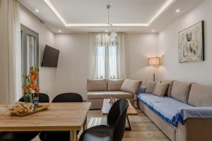 TV a/nebo společenská místnost v ubytování Dream Villas Stoupa