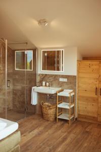 ein Bad mit einem Waschbecken und einer Dusche in der Unterkunft Pension Rudolfshöhe in St. Wolfgang