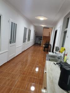 Habitación vacía con suelo de madera y paredes blancas. en Cvet - Sobe, en Bela Crkva