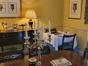 een eetkamer met een tafel met kaarsen erop bij Sutherland House in Deal