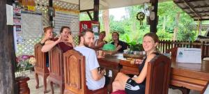 een groep mensen die aan een bar zitten bij JJ&J Garden in Pai