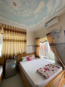 Un pat sau paturi într-o cameră la My Linh Motel 976 Đường võ thị sáu long hải
