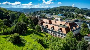 eine Luftaufnahme einer Stadt in den Bergen in der Unterkunft Batschari Palais Baden-Baden in Baden-Baden