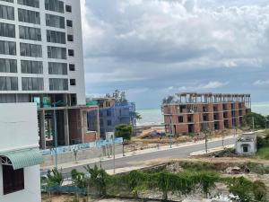 a view of a street with buildings and the ocean at My Linh Motel 976 Đường võ thị sáu long hải in Long Hai