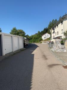 an empty street in a residential neighborhood with houses at Lindenberger Ferientraum in Lindenberg im Allgäu
