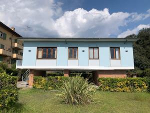 una casa con facciata blu e bianca di La casina del sole a Marina di Pietrasanta