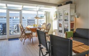 sala de estar con mesa y sillas y balcón en Beautiful Apartment In Vejers Strand With Wifi, en Vejers Strand
