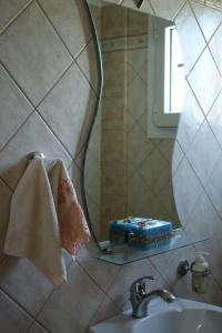 uma casa de banho com um lavatório e um espelho em Village Villa 