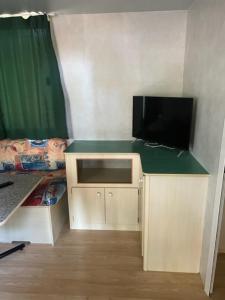 Televízia a/alebo spoločenská miestnosť v ubytovaní Villaggio Mithos