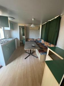 Kuchyňa alebo kuchynka v ubytovaní Villaggio Mithos