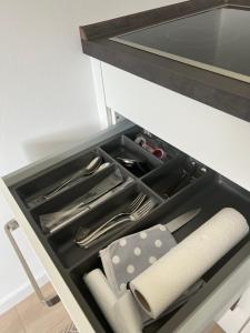 un cajón en una encimera de cocina con utensilios en Hürth/Köln Gästewohnung, en Hürth