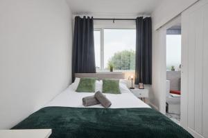 Postel nebo postele na pokoji v ubytování Haw Hill House - modern 4 bed