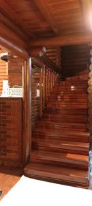 escalera en una habitación con suelo de madera y pared en Chalet's lake_Bolu Abant _log house, en Piroğlu