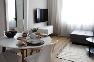uma mesa branca e cadeiras numa sala de estar em Modernes Apartment Lieblingsfleck I 2 Schlafzimmer I 4 Betten I Zentrumsnah em Eberswalde