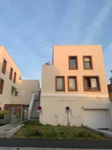 un edificio alto con ventanas laterales en Appartement terrasses proche Orly & Paris, en Chevilly-Larue