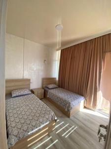 Rúm í herbergi á SUNSHINE Hotel Kvariati
