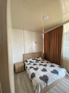 Rúm í herbergi á SUNSHINE Hotel Kvariati