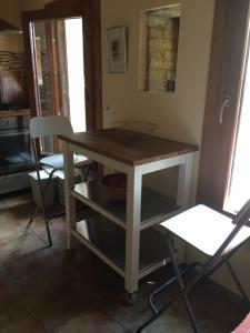 a table and two chairs in a room with a table at Tiny House in Monsampietro Morico