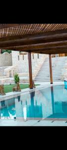 una piscina vacía con escaleras de fondo en كمبوند قرية تونس en Tunis