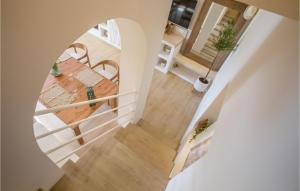 una vista aérea de una escalera con una mesa y un espejo en Villa San Biagio Star, en Poreč
