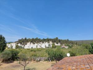 a view from the roof of a house with a mountain at Maison de César in Saint-Saturnin-dʼApt