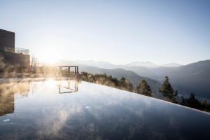 - une piscine avec vue sur les montagnes dans l'établissement Hotel Belvedere - Fine Dining, Hideaway & SPA, à San Genesio Atesino