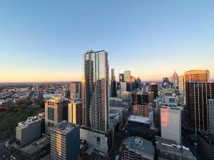 een luchtzicht op een stad met hoge gebouwen bij City SkyRise View 2BR Southern Cross in Melbourne