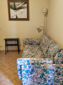 uma sala de estar com um sofá e uma mesa em Agriturismo La Carletta em Preselle