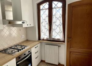 Η κουζίνα ή μικρή κουζίνα στο Appartamento in Villa a Marina di Massa +9 φωτογραφίες