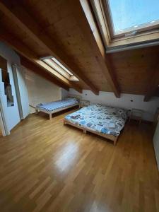 Habitación en el ático con 2 camas y suelo de madera. en K1008 book apartment, en Kojsko