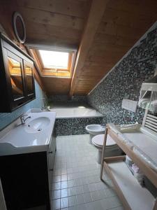 y baño con lavabo, aseo y bañera. en K1008 book apartment, en Kojsko