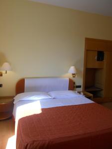 Un pat sau paturi într-o cameră la Albergo Italia