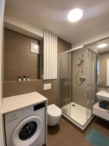 y baño con lavadora y aseo. en Monày apartments - Albelli, en Košice