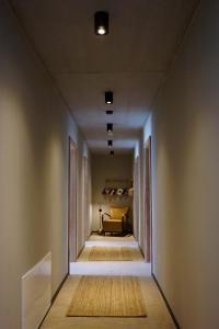 un couloir vide avec un canapé dans une chambre dans l'établissement Talbach Apartments, à Buchen