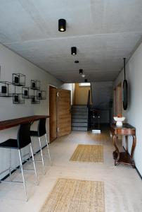 uma sala de estar com mesa e cadeiras em Talbach Apartments em Buchen