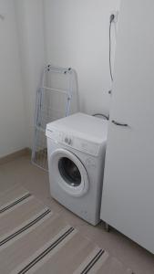 uma máquina de lavar roupa ao lado de um frigorífico branco em Apartment in Kauhajoki, Yrjöntie 10 em Kauhajoki