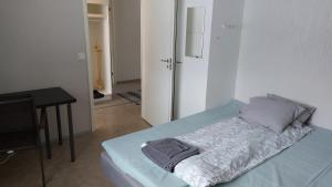 um quarto com uma cama, uma mesa e uma porta em Apartment in Kauhajoki, Yrjöntie 10 em Kauhajoki
