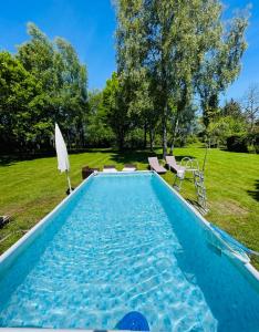 Πισίνα στο ή κοντά στο Maison normande sur parc arboré ambiance bucolique